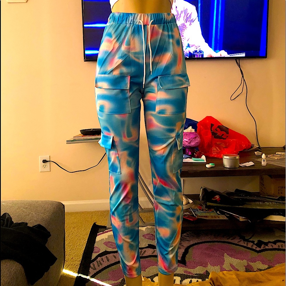 Woman’s cargo joggers stretch material.
